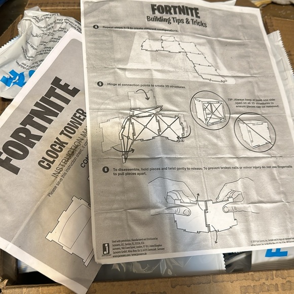 Fortnite Assembly Set / Jumbo Loot Piñata Contents - Picture 4 of 6